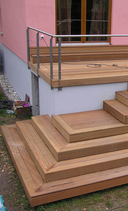 Terrassenbau: Treppe und Terrasse aus Holz, Gartenbau