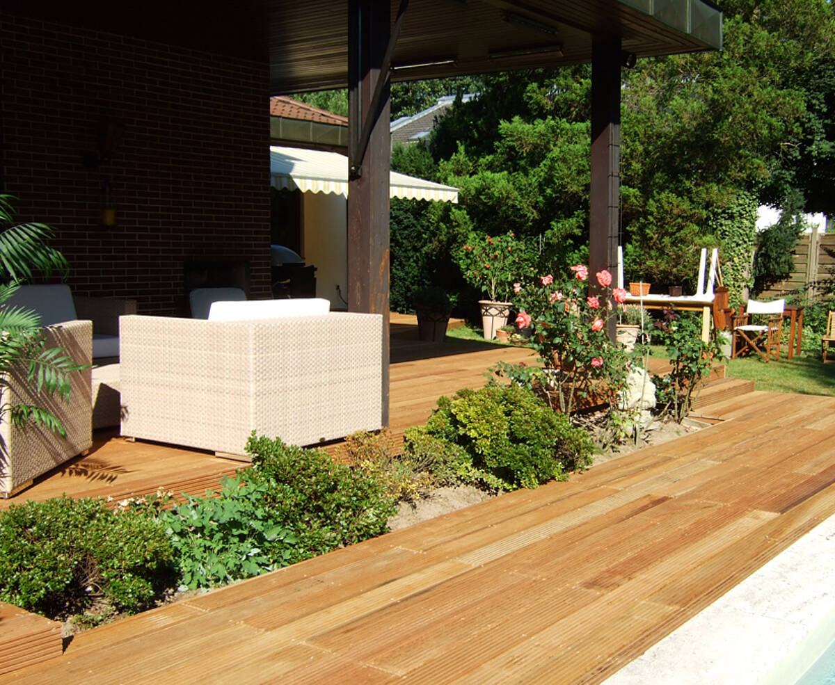 Terrassenbau: Terrasse aus Holz, Gartenbau