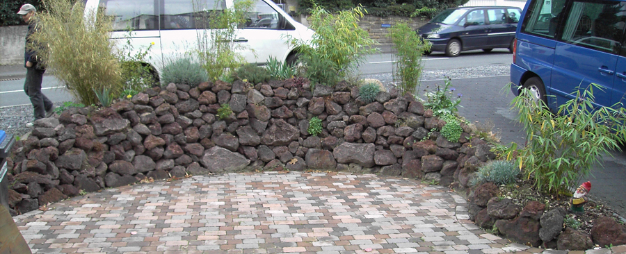 Gartengestaltung , Pflasterfläche, Plattenbeläge aus Stein (Naturstein, Beton, Klinker)