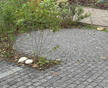 Gartengestaltung , Pflasterfläche, Plattenbeläge aus Stein (Naturstein, Beton, Klinker)
